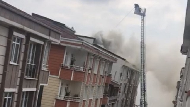 İstanbul Esenyurt'ta 4 katlı binanın çatısında yangın: Çok sayıda vatandaş dumandan etkilendi