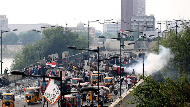 Bağdat'ta halk sokağa çıkma yasağı yasağını protesto ediyor: Bizi evde…