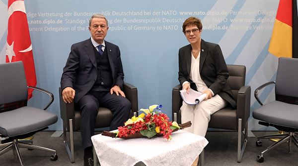 وزير الدفاع التركي يلتقي نظيرته الألمانية في بروكسل