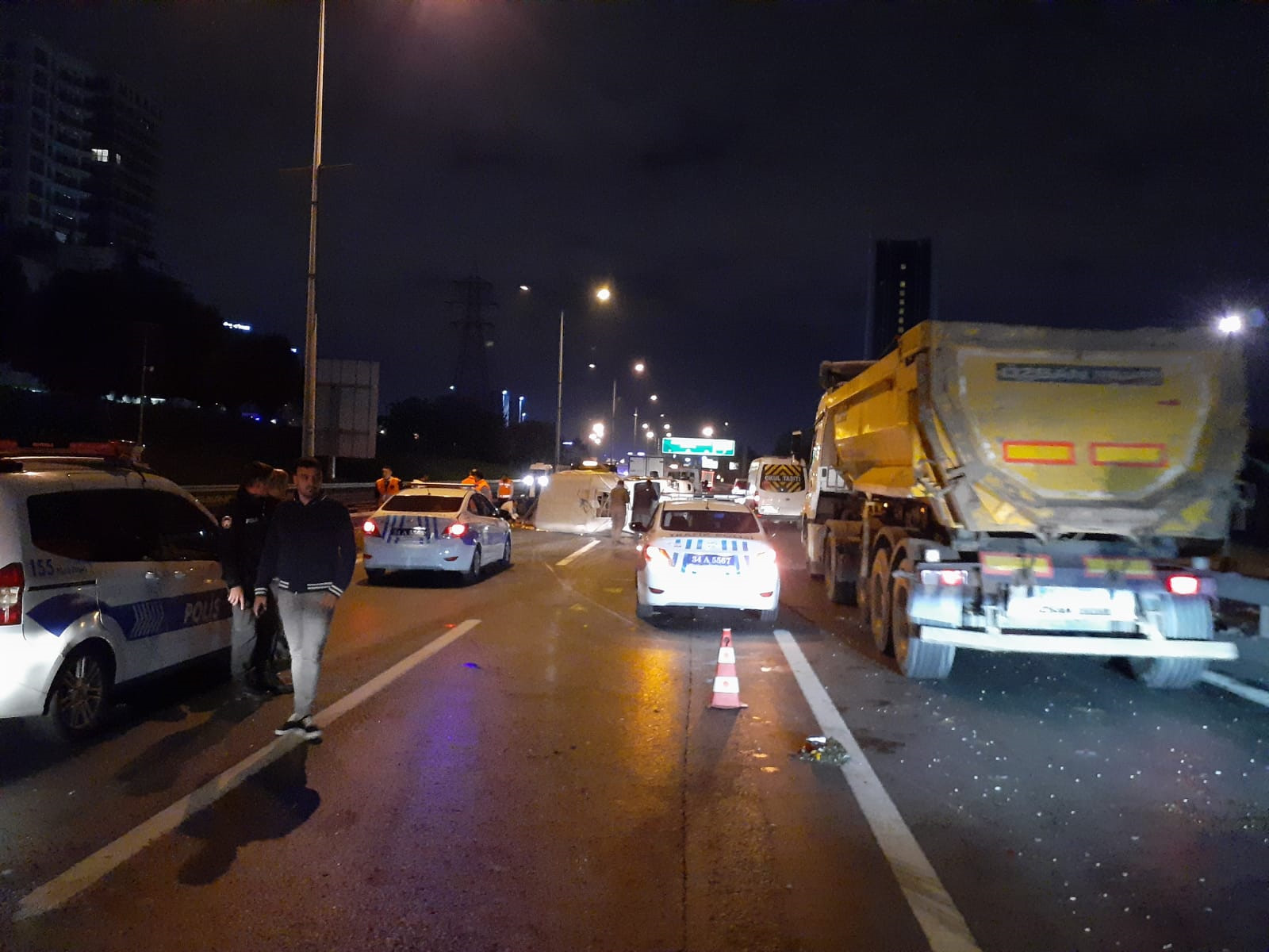 İstanbul'da sabah saatlerinde trafiği kilitleyen kaza