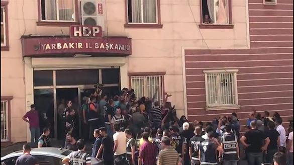 HDP'lilerden Diyarbakır annelerine camlardan sözlü taciz ve hakaret