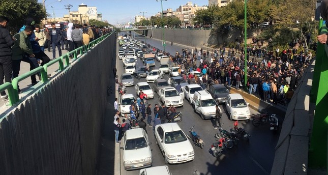خامنئي يدعم رفع أسعار البنزين في إيران ويصف المحتجين بـ”قطاع الطرق”