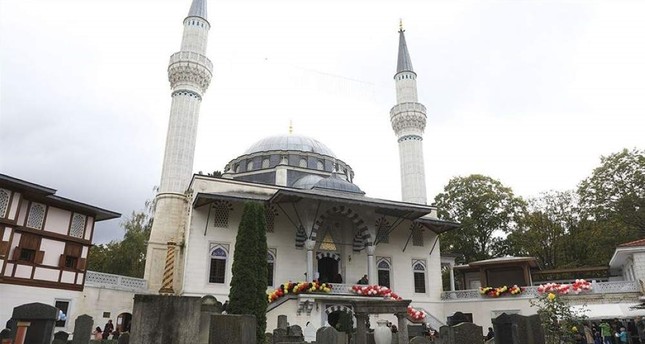 Berlin mosque receives bomb threats from right-extremist group