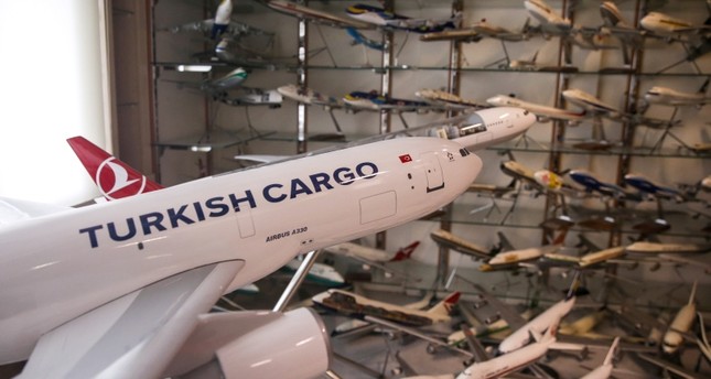 تركي يجمع 12 ألف نموذج من طائرات العالم