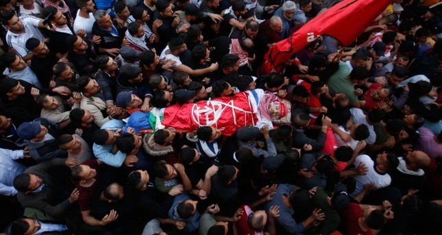 الجيش الإسرائيلي يقتل شابا فلسطينيا ويصيب العشرات في الضفة الغربية