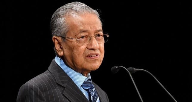 رئيس الوزراء الماليزي يعلن استضافة بلاده لقمة إسلامية مصغرة الشهر…