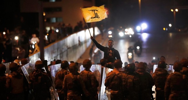 مسلحون من حزب الله وحركة أمل يعتدون على معتصمين في بيروت وصور
