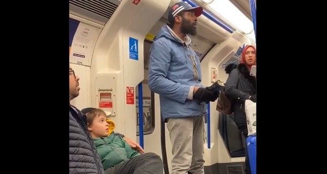 مسلمة محجبة تدافع عن يهودي واجه إساءة لفظية بمترو لندن