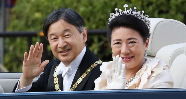 عشرات آلاف اليابانيين يلقون التحية على إمبراطورهم الجديد