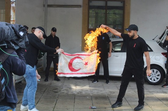 Far-right Greeks burn Turkish Cypriot flag during TRNC foundation…