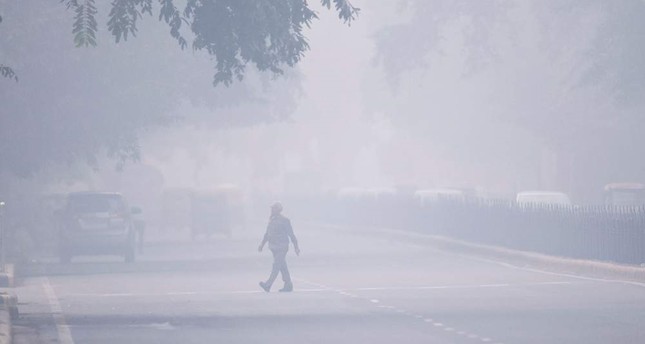 New Delhi restricts cars as people choke in dirty air