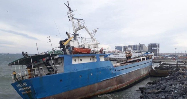 Turkey begins removing 140 shipwrecks from seas, straits