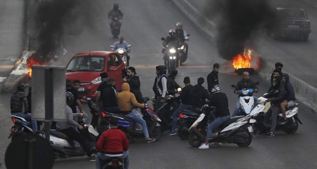 Major roads blocked as Lebanon protests refuse to abate