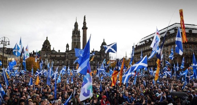 Thousands take to streets of Glasgow for Scottish independence