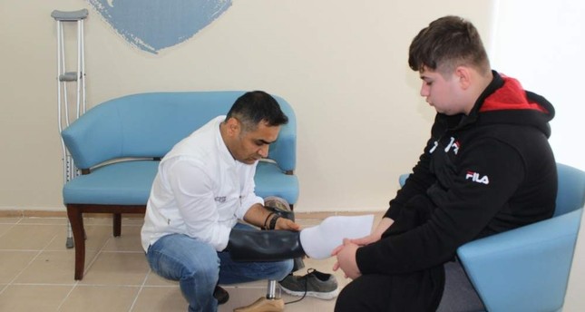 Syrian teen gets prosthetic limb in Turkey