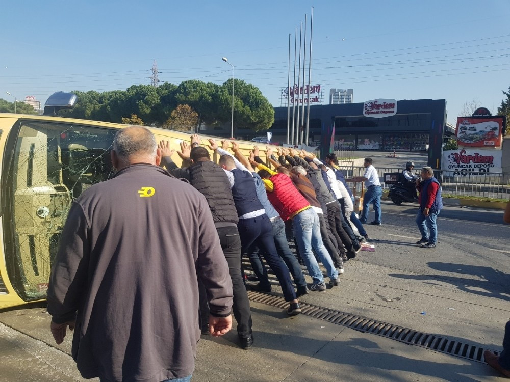 İstanbul'da ters yön dehşeti: Minibüsle hafif ticari araç çarpıştı