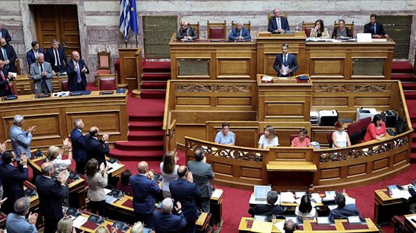 Greek parliament passes new law on asylum seekers