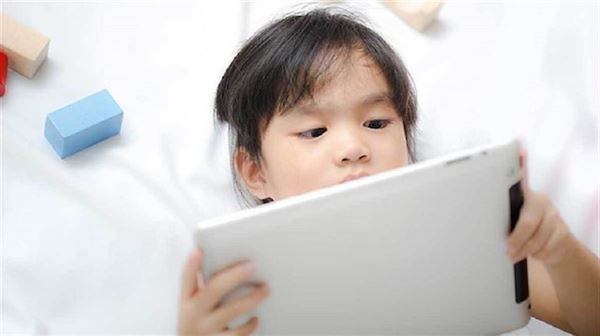 Indonesian children suffering from gadget addiction