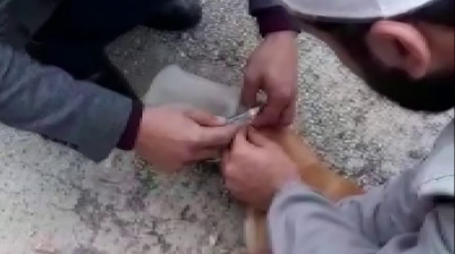 Kafası bidona sıkışan köpeği imamlar kurtardı