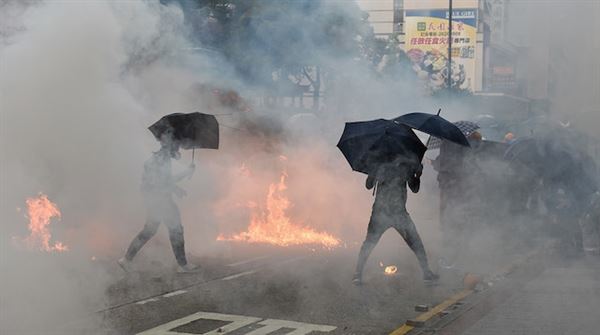 شرطة هونغ كونغ تواصل حاصر عشرات المحتجين داخل جامعة