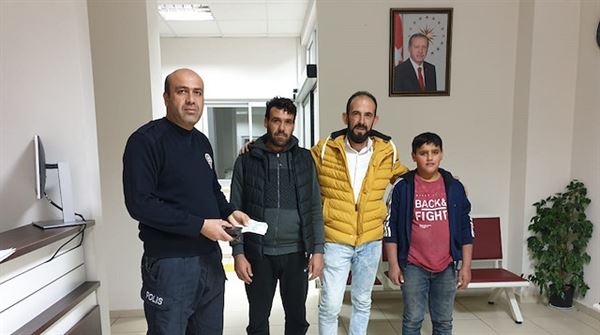 سوري يعيد للشرطة التركية بطاقات ائتمان وأموال عثر عليها