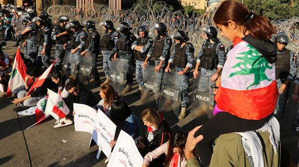 Lebanese protesters block parliament session