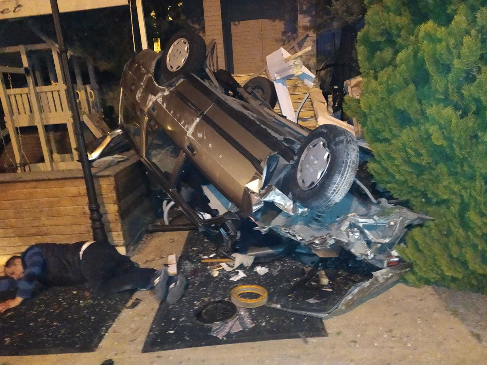 İstanbul'da kontrolden çıkan otomobil restoranın bahçesine uçtu