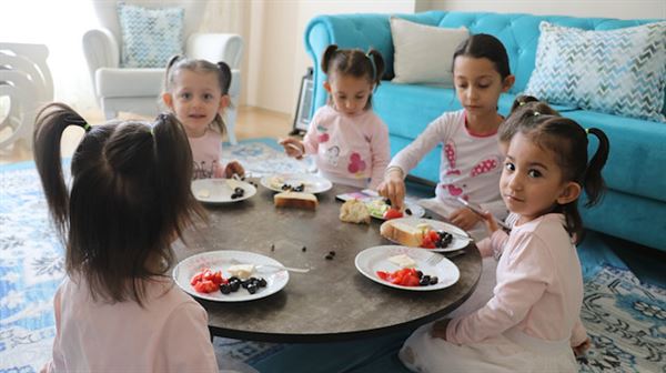 أغري التركية.. 5 بنات توائم تضفين السعادة والمرح على أسرتهن