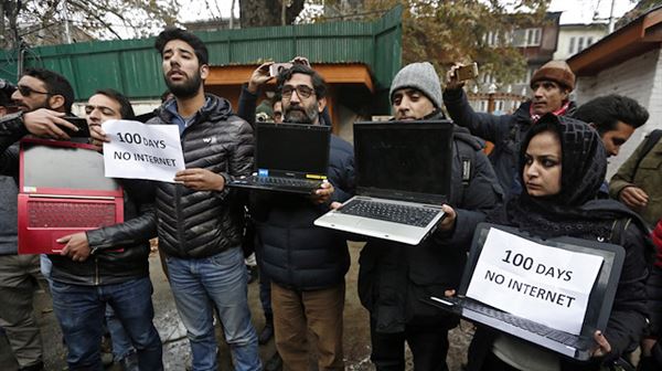 Kashmiri journalists protest 100 days of internet ban