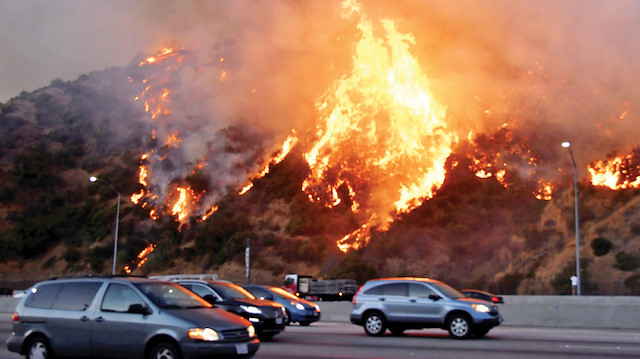 Kaliforniya'da yangınlar büyüyor