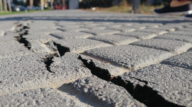 Silivri'de deprem öncesi olan çatlaklar deprem sonrası daha da büyüdü