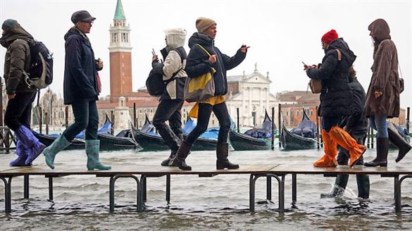 Venedik'te su baskını turistlerin eğlencesi oldu