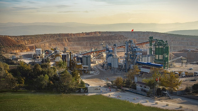 Yüzde yüz Türk üretimi bin tonluk makine dünyanın ilgisini çekiyor