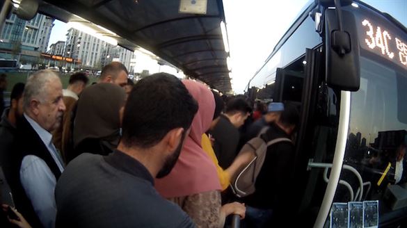 Metrobüste zorlu akşam yolculuğu: Sorun çözülemiyor