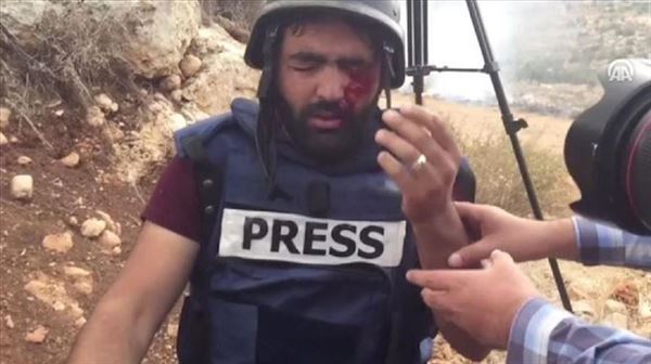 محتجو لبنان رافعين صور الصحفي 'عمارنة': نموت وتحيا فلسطين