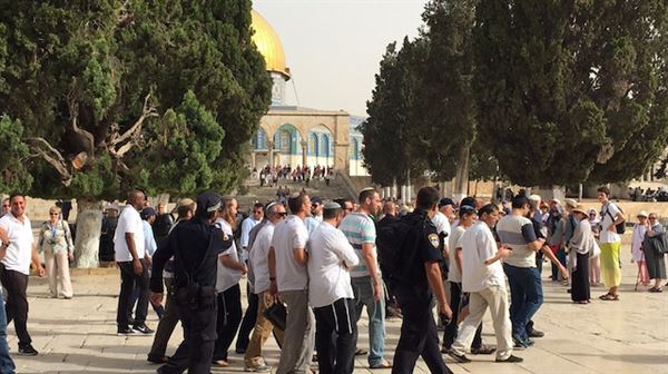 آلاف المستوطنين اليهود يقتحمون الحرم الإبراهيمي في الخليل
