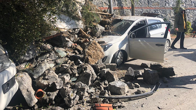 Beykoz'da bir sitenin istinat duvarı çöktü