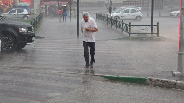 Meteoroloji'den sağanak alarmı: Türkiye'nin batısını Lodos vuracak