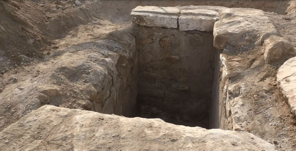 Fidan dikiminde oda şeklinde mezar ve 4 iskelet bulundu
