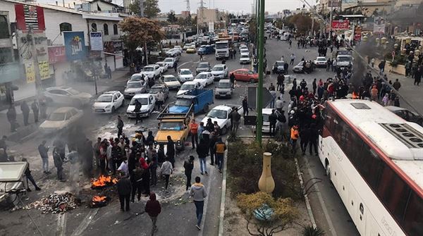إيران.. مقتل شخص في الاحتجاجات على رفع أسعار الوقود
