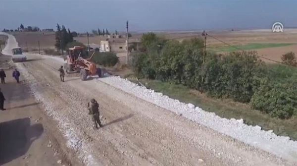 الدفاع التركية تنشر مشاهد لإنشائها الطرق في 'تل أبيض' السورية