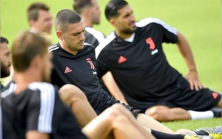 Juventuslu taraftarlar Merih Demiral'ın oynamasını istiyor, Sarri ise milli futbolcuya forma şansı vermiyor. Juventus'ta forma şansı 