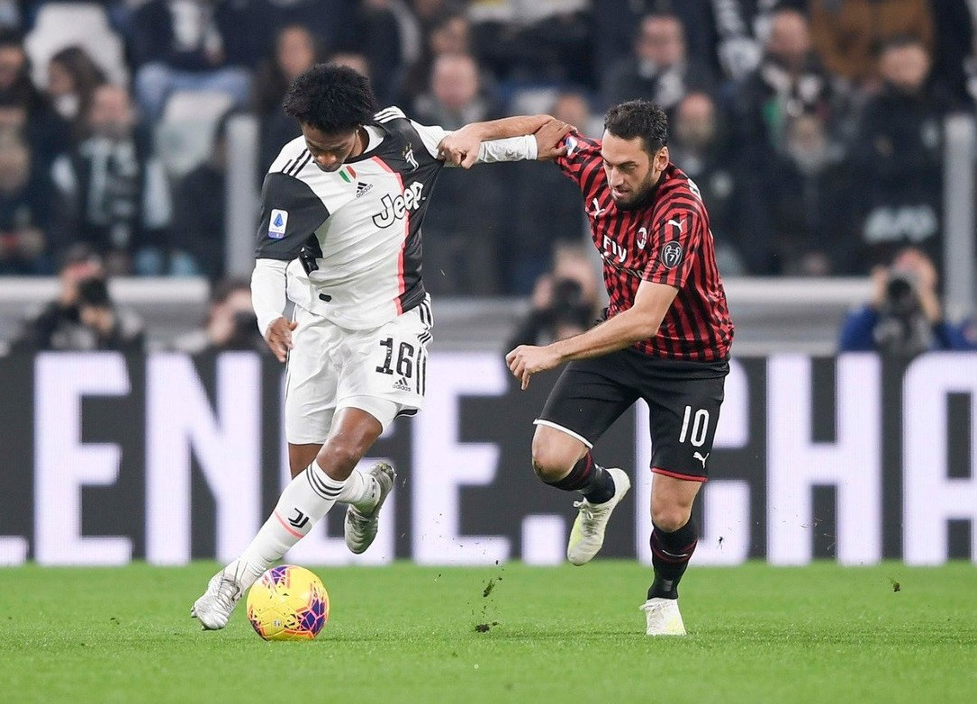 Hakan Çalhanoğlu ile Cuadrado'nun maç içindeki mücadelesi.