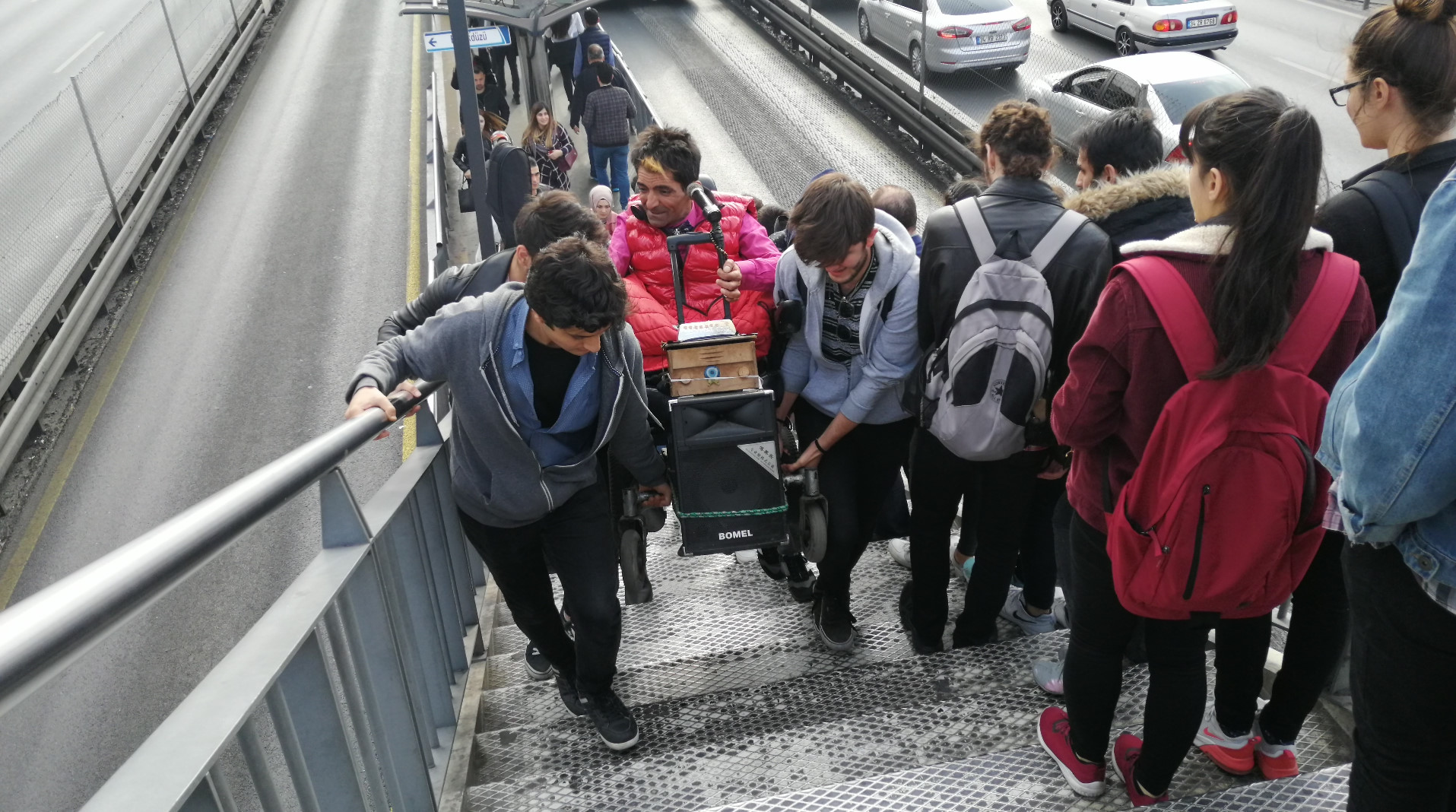 Küçükçekmece Beşyol metrobüs durağında şaşırtan görüntü: Asansör var…