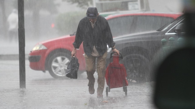 Meteoroloji'den kuvvetli sağanak uyarısı: Türkiye'nin yarısı yağışa…