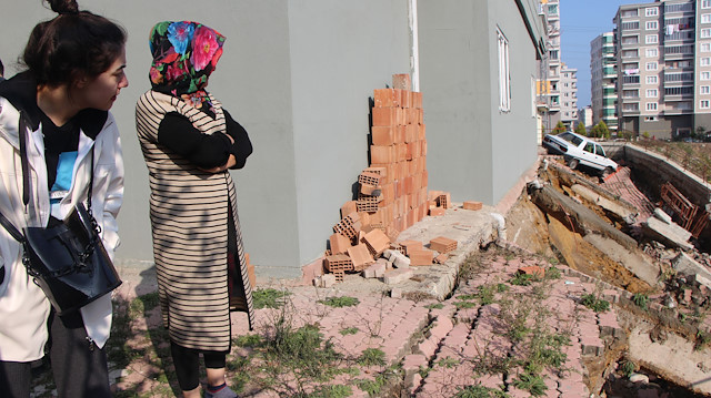 Samsun’da istinat duvarı çöktü: 6 katlı bina tahliye edildi