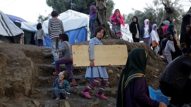 Greece to shut down three refugee camps