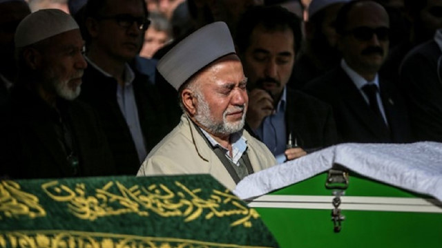 Emekli imam gözyaşları içinde oğlu ve torununun cenaze namazını kıldırdı