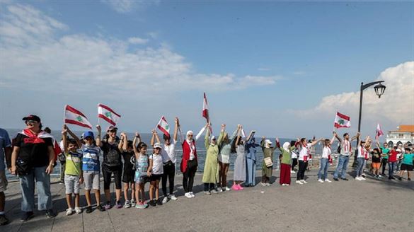 Lübnan'da göstericiler 170 kilometrelik insan zinciri oluşturdu