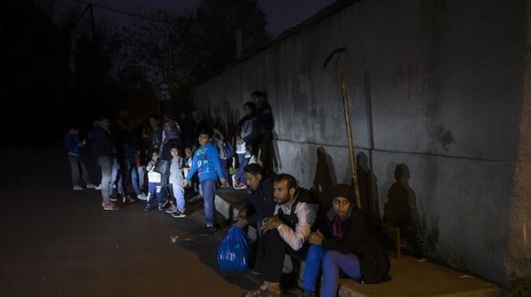اليونان.. مهاجرون خارج المخيمات يواجهون ظروفاً صعبة وسط تجاهل السلطات
